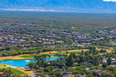 Image de Resort style in renowned golf community