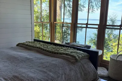 Image de Lake Front with private dock 2-bedroom cottage on Lake Champlain