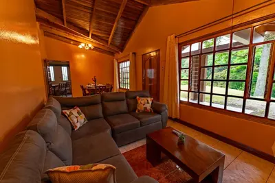 Image de Mountain retreat with virgin forest views, ideal for rest or remote work
