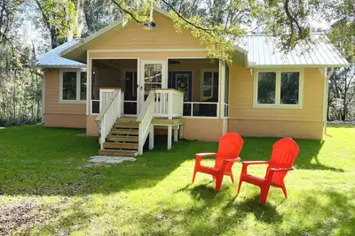 Image de Sandy Toes Bungalow -2/2, Lakeview & Access, Firepit, Boats, Hot tub, King Bed.