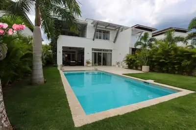 Image de Spectacular villa for sale located in Casa de Campo, La Romana. 🌴🏝️