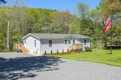 Image de 4 Mi to Delaware River: Callicoon Retreat w/ Deck!