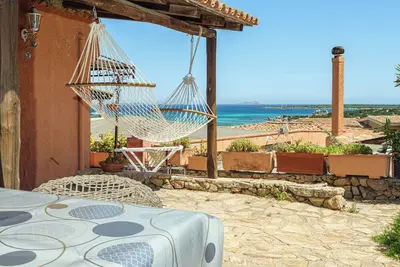 Image de Chambre 'M1 Bouganville Vista Mare' avec vue sur la mer, piscine partagée et terrasse privée