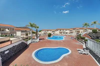 Image de Vacances 'Chayofa' avec vues sur la montagne et la mer, piscine partagée et terrasse privée