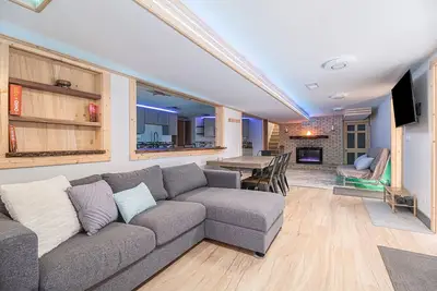 Image de GoRgEoUs 2b/2b Lakefront Apt w/Sauna! Boats Galore, patio, Huge waterfront yard!