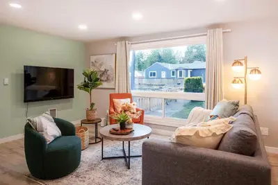 Image de Modern Remodeled 3 Br+2 Ba Upper Unit near Airport
