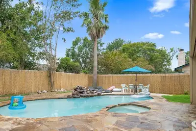 Image de Aloha and welcome to your own private slice of paradise right here in Houston!