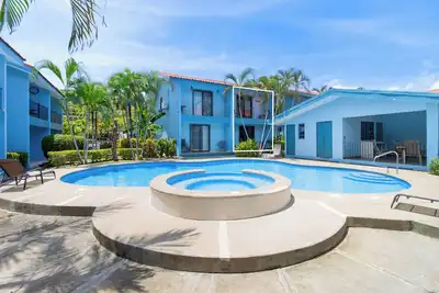 Image de Laguna Azul- A Charming 2-bedroom poolside condo in Coco