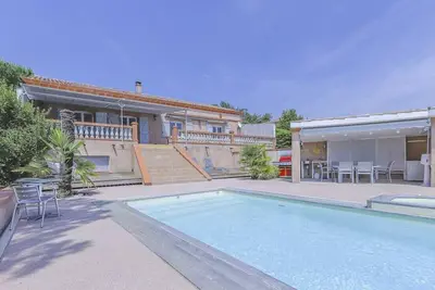 Image de Garrigues - Vue sur Pyrénées - Piscine - Jacuzzi