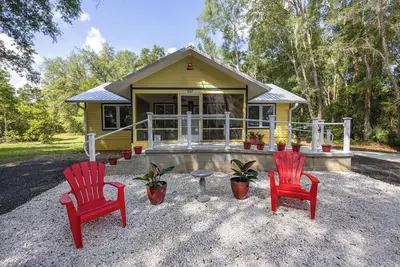 Image de Lily Pad Lake Cottage-Spring has arrived! 2/2, King, Hot tub, Firepit, Boats, Fish