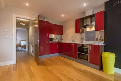 Image de The Sunflower Central Belfast Apartment | Sleeps 4 | Steps from Cathedral Quarter