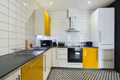 Image de Little Italy Apt- Stylish 1-Bed Apt in Belfast City Centre – Sleeps 4 | Cathedral Quarter Location