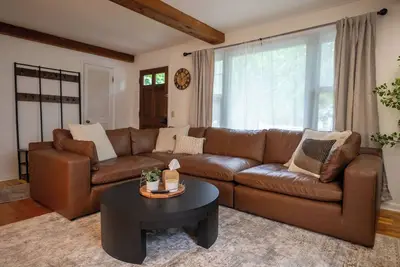 Image de New! Historic Charmer meets Lux Comfort 5br, 2 Ba + 2 Living Areas! Sleeps 10!