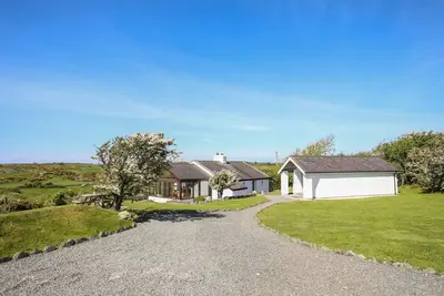 Image de Ty Mynydd, pet friendly, with a garden in Rhoscolyn