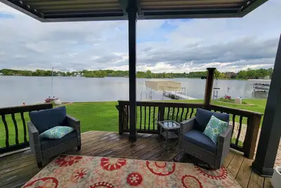 Image de Newly renovated 3 bedroom lakefront home on all-sports Crooked Lake!