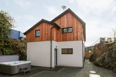 Image de Ty Chwarel, pet friendly, with hot tub in Menai Bridge