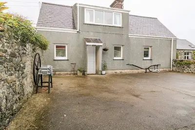 Image de Y Bwthyn, pet friendly, with pool in Pwllheli