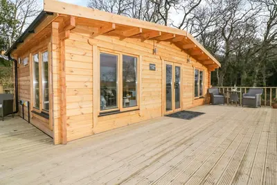 Little Orchard Lodge, luxury holiday cottage in Goonhavern
