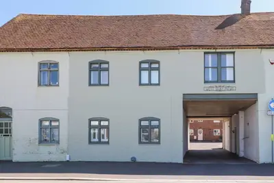 3 West Quay Mews, family friendly, with a garden in Poole
