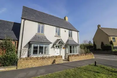 2 Summers Way, pet friendly, with open fire in Moreton-In-Marsh