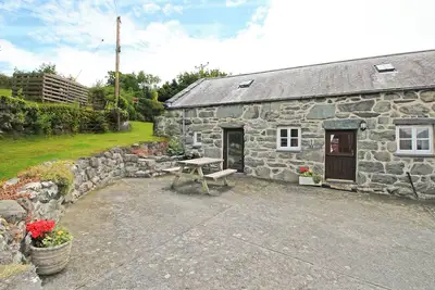 Image de Y Beudy (The Old Byre), pet friendly, with a garden in Llanbedr