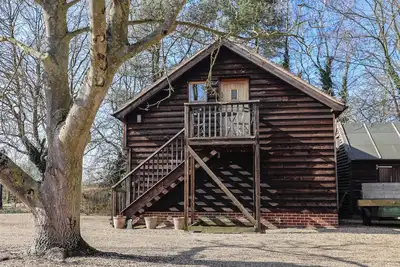 Image de Woodland Retreat Lodge, romantic, with a garden in Laxfield