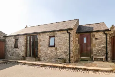 Swallow Barn, pet friendly, character holiday cottage in Priestcliffe