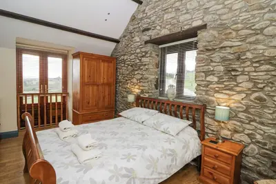 Image de Llwyngwinau Isaf Barn, pet friendly, with hot tub in Tregaron