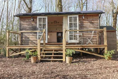 Image de Woodlands Retreat Shepherd'S Hut, romantic, with a garden in Laxfield