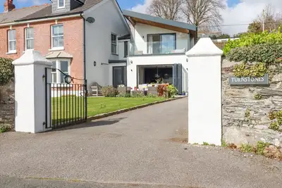 Turnstones, family friendly, luxury holiday cottage in Carnon Downs