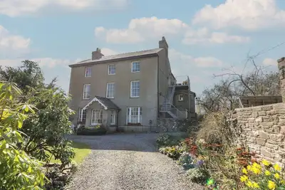 Cantref House Top Floor, romantic, with a garden in Brecon