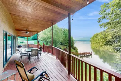 Image de Serene lakefront cabin with dock, pool table, dart board & Wifi