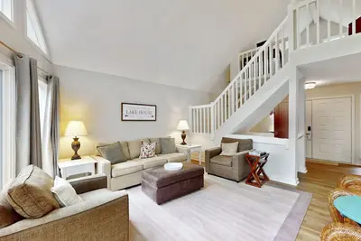 Image de Spacious waterfront escape with screened porch, water slide, kayak, & games