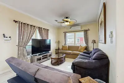 Image de Canal-Front Retreat with Private Boat Ramp, Hot tub, Wifi and dog-friendly