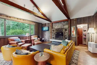 Image de Cozy house nestled in the woods w/ balcony, close to recreation, w/d, wifi, Tv