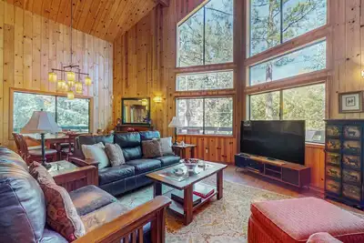 Image de Dog-friendly house w/wood stove, gas grill & private hot tub in serene location