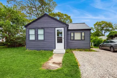 Image de Relaxing coastal cottage with walk to beach, lawn, full kitchen, and Ac