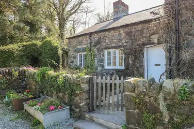Tyddyn Isaf Bach, romantic, with open fire in Talybont Near Bangor