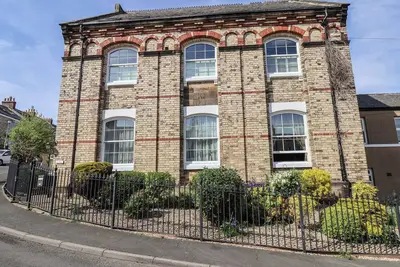 Flat 2 The Old Chapel, pet friendly, with a garden in Whitby