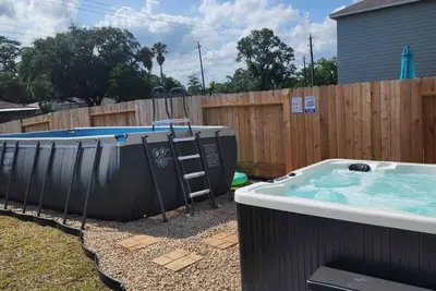 Image de Pool house with hot tub!