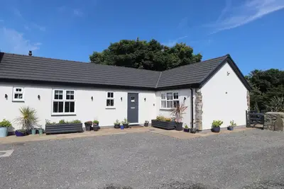 Image de Annexe At Ty Moel Isaf, with hot tub in Amlwch