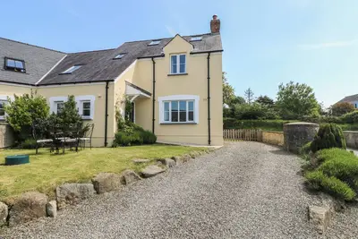 5 Cart-Tws Bach, pet friendly, with open fire in St Davids