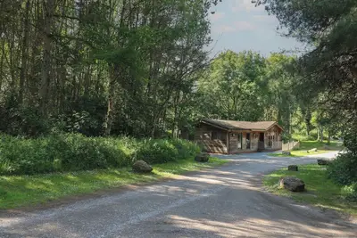 Image de Cedar Lodge, pet friendly, with a garden in Rosliston