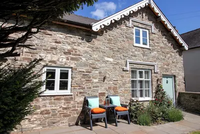 10 Bridge Street, pet friendly, character holiday cottage in Clun