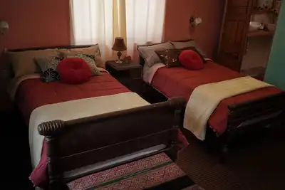 Image de La chambre d'angle avec balcon fleuri et vue panoramique.