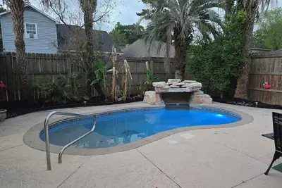 Image de The University of South Alabama Poolside Getaway