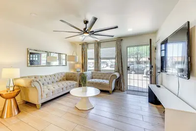 Image de 3 Mi to Dtwn Mesa: Home w/ Fenced Backyard!