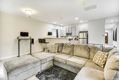 Image de Walk to Dining: Sleek Hampton Home w/ Deck!