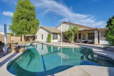 Image de Private Pool: Group-Friendly Gilbert Getaway!