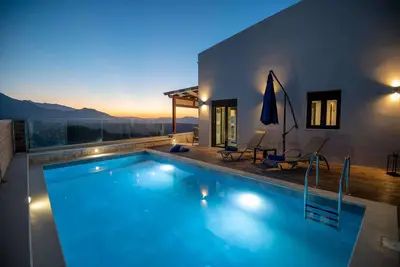 Image de Stylish Villa with Heated Pool, Jacuzzi, Gym & Superb Views